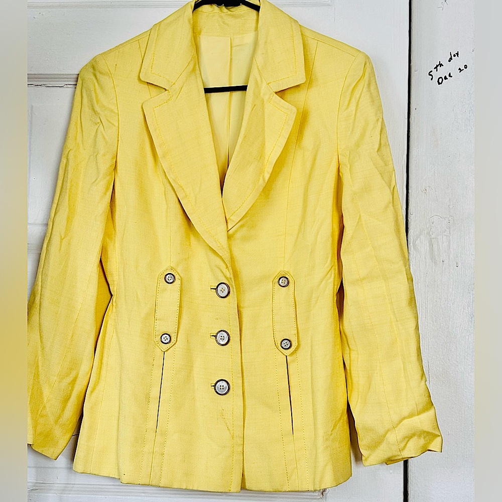 Classy canary yellow fitted linen? Blazer, mother of pearl buttons sz 6/7